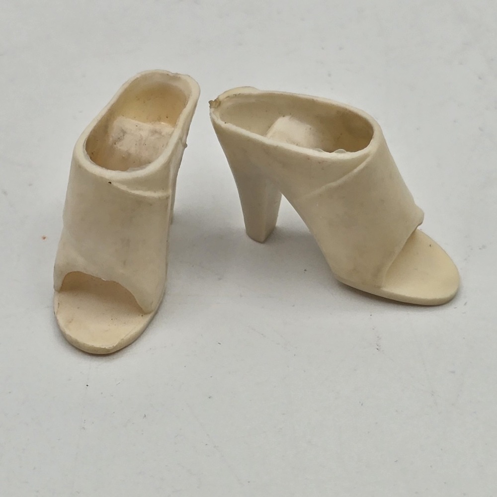 Vintage 1975 Ideal Tuesday Taylor Doll White Heels Shoes